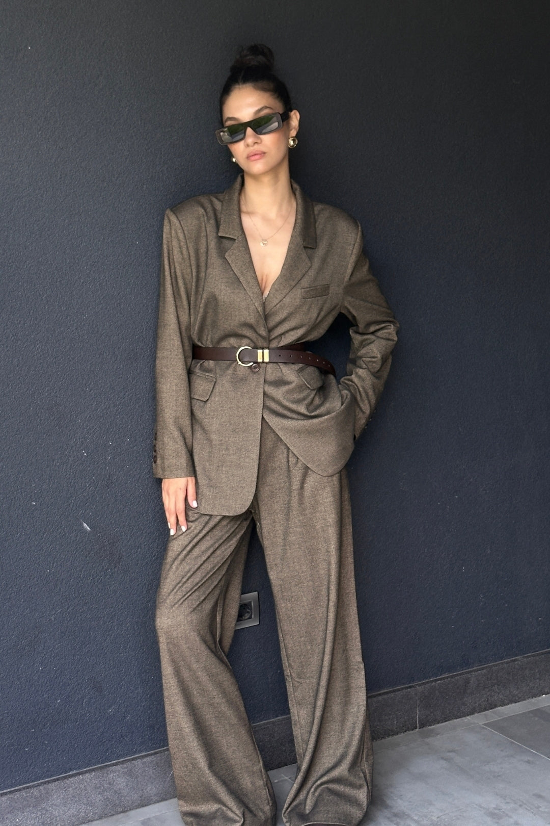 Kahverengi Kemer Detaylı Ceket Pantolon Takım