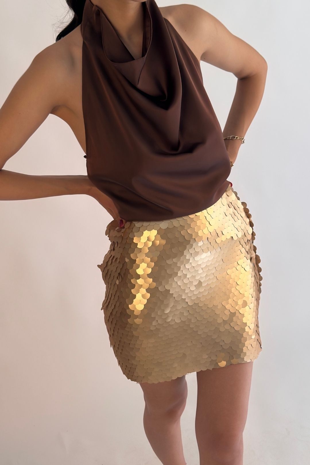 Kahverengi Sırt Detaylı Saten Bluz