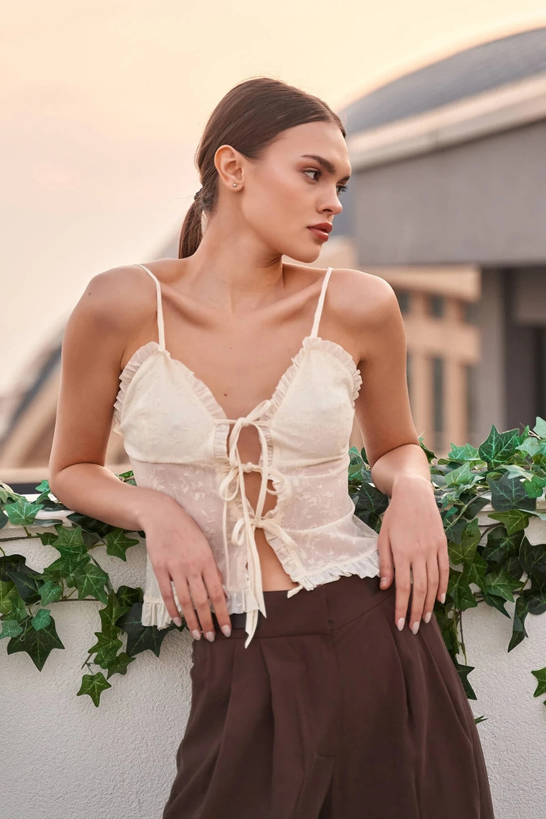 Ekru Fiyonk Detaylı Dantel Bluz