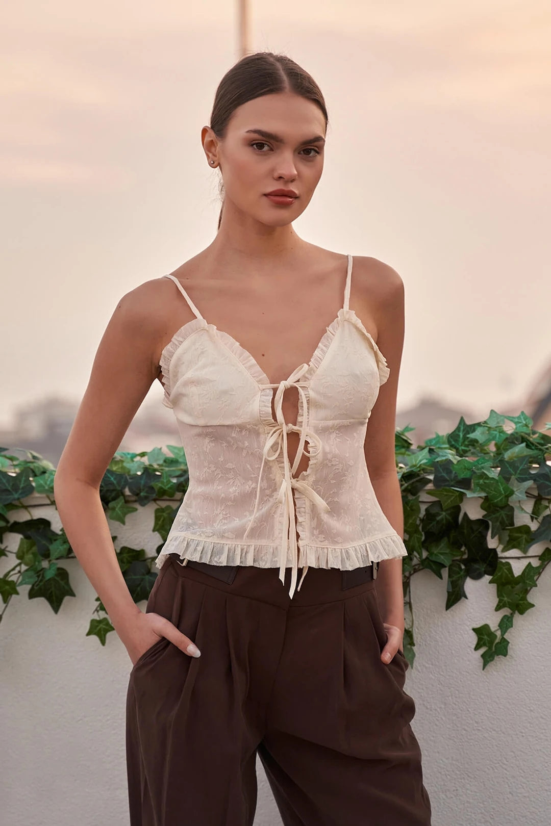 Ekru Fiyonk Detaylı Dantel Bluz