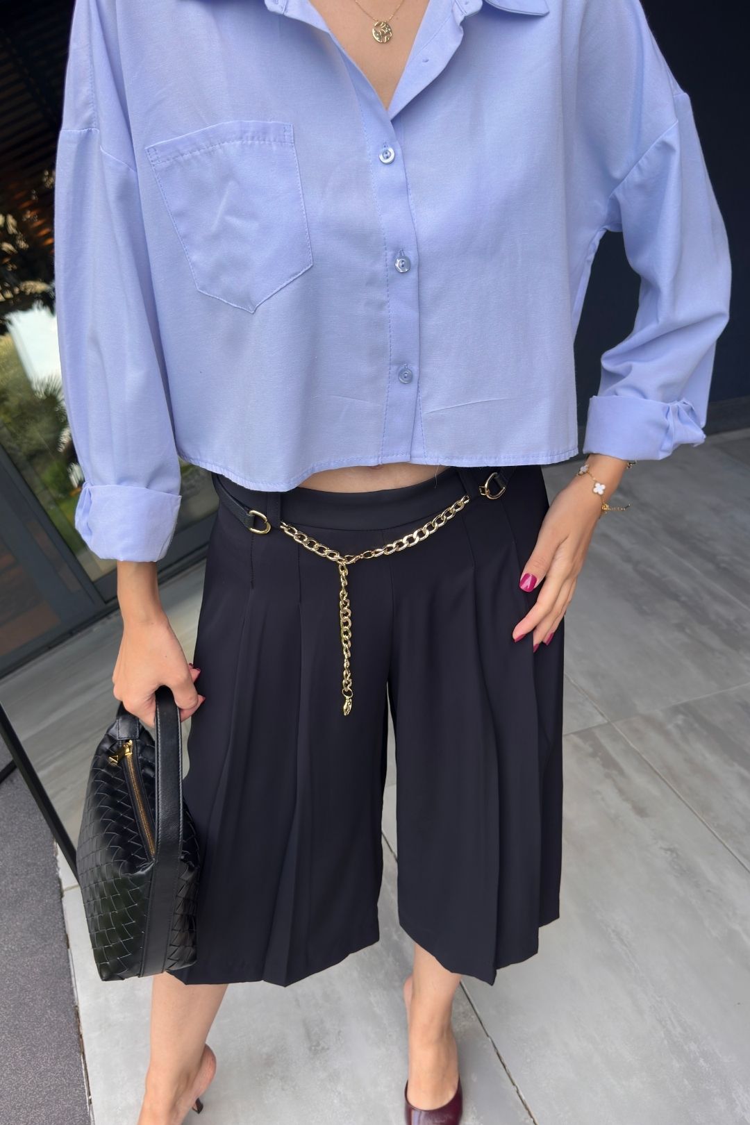 Siyah Zincir Kemerli Bermuda Pantolon