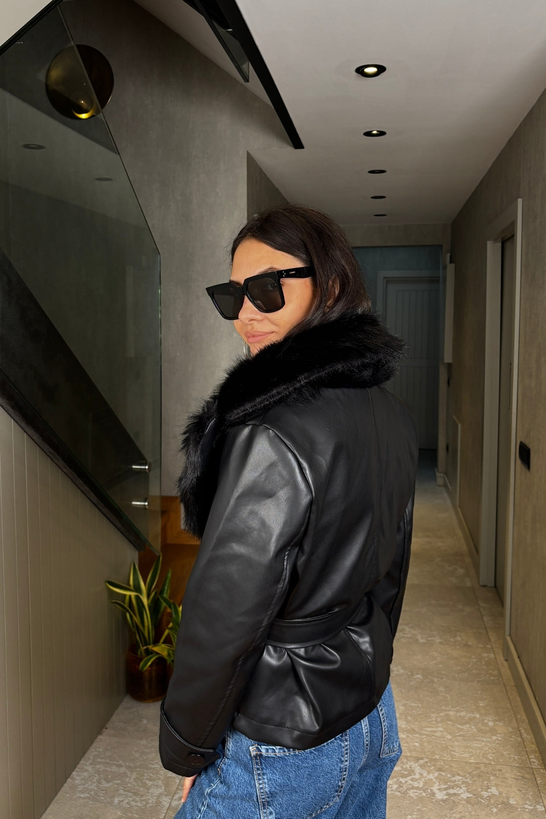 Yakası Siyah Kürklü Suni Deri Ceket