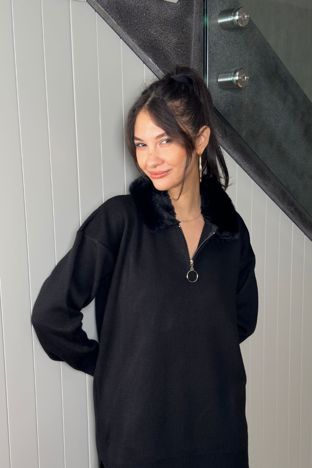 Siyah Yakası Kürk Detaylı Kazak Pantolon Takım