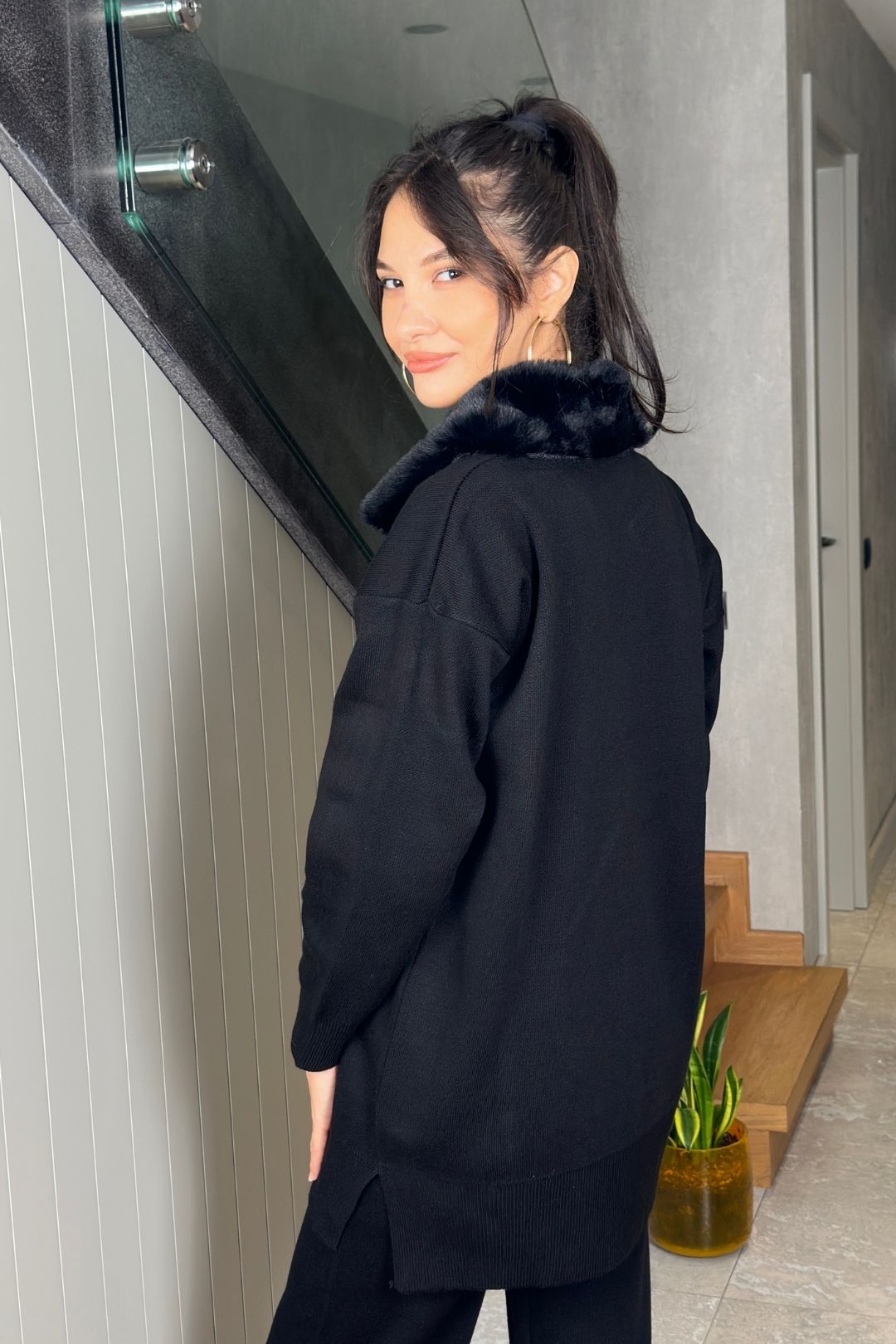 Siyah Yakası Kürk Detaylı Kazak Pantolon Takım