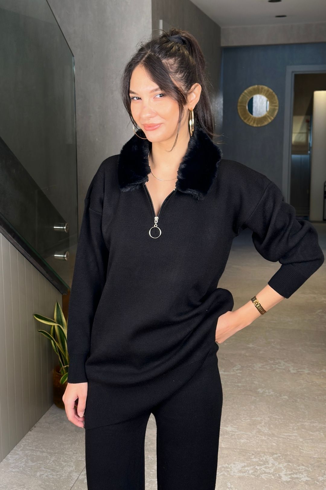 Siyah Yakası Kürk Detaylı Kazak Pantolon Takım