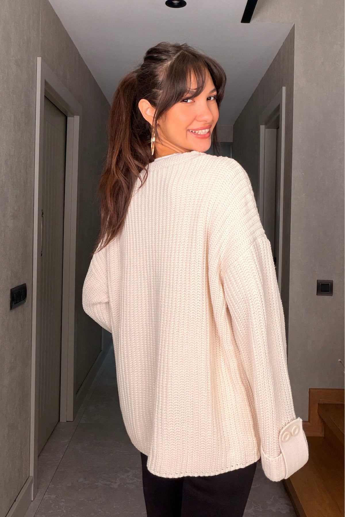 Ekru Oversize Düğmeli Örme Hırka