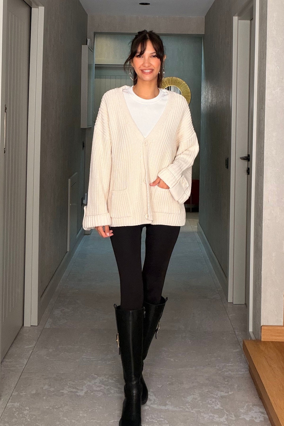 Ekru Oversize Düğmeli Örme Hırka