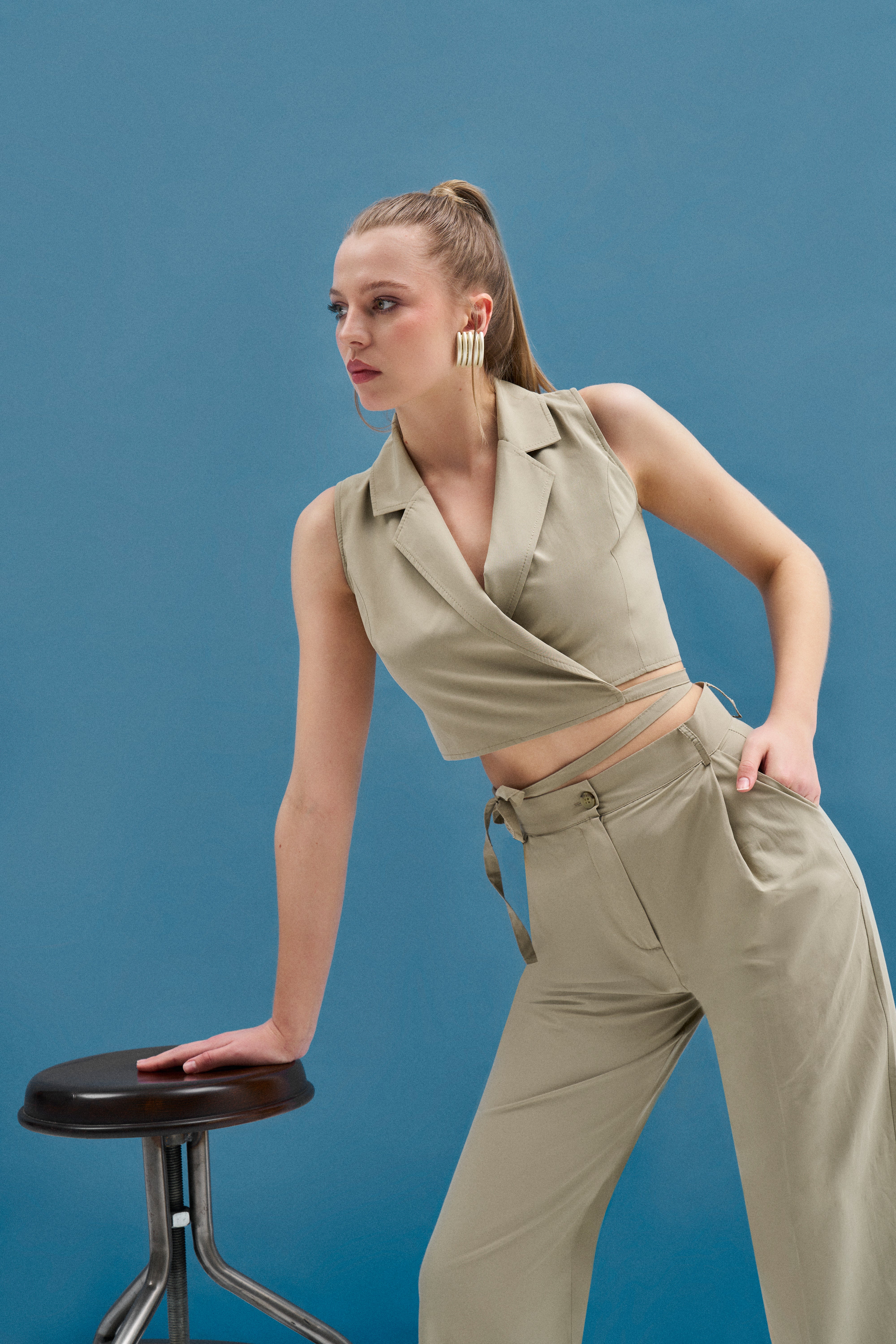 Koyu Bej Biye Detaylı Kruvaze Yelek ve Cepli Palazzo Pantolon Takım