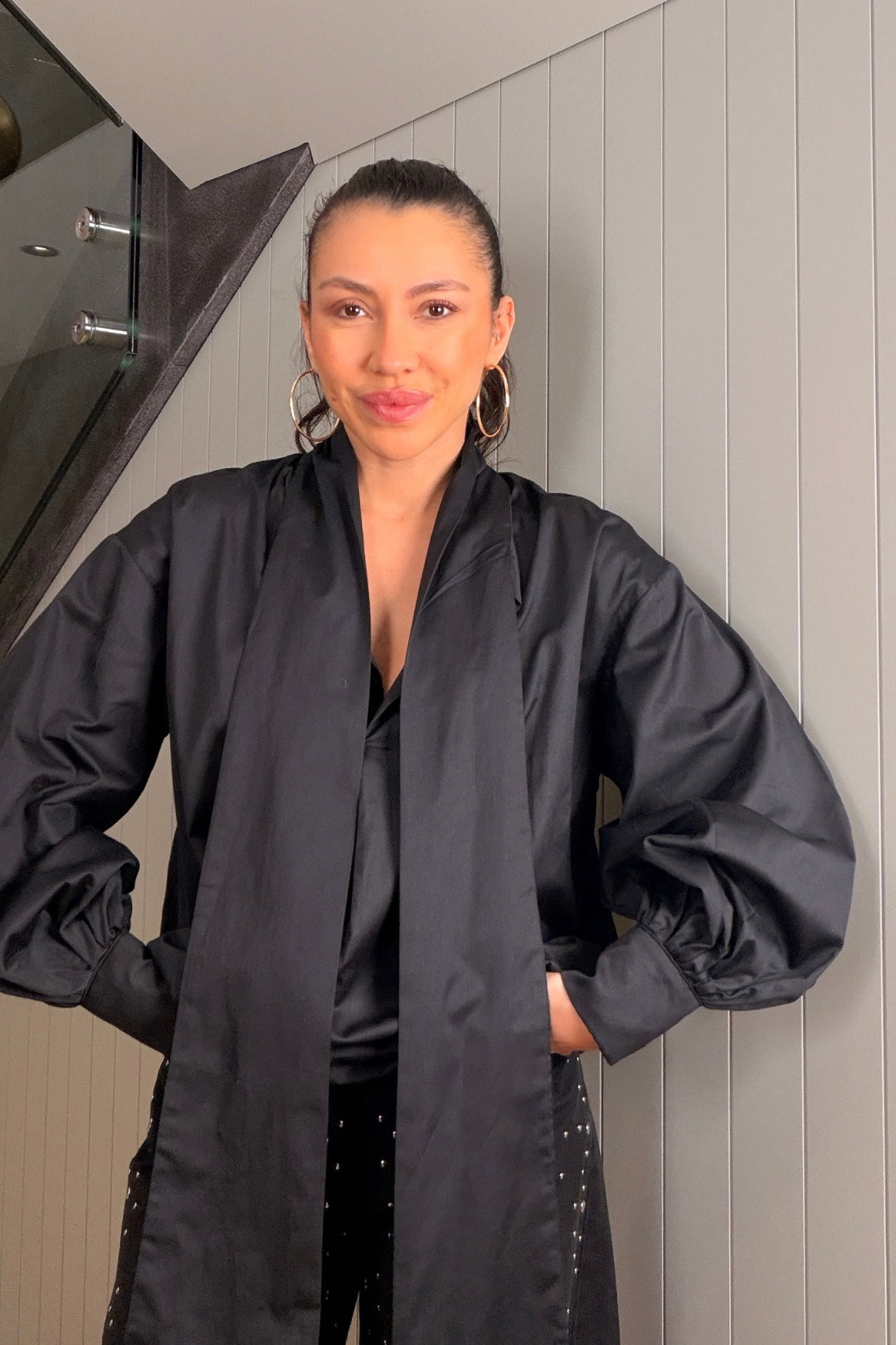 Siyah Fular Bağlamalı Gömlek