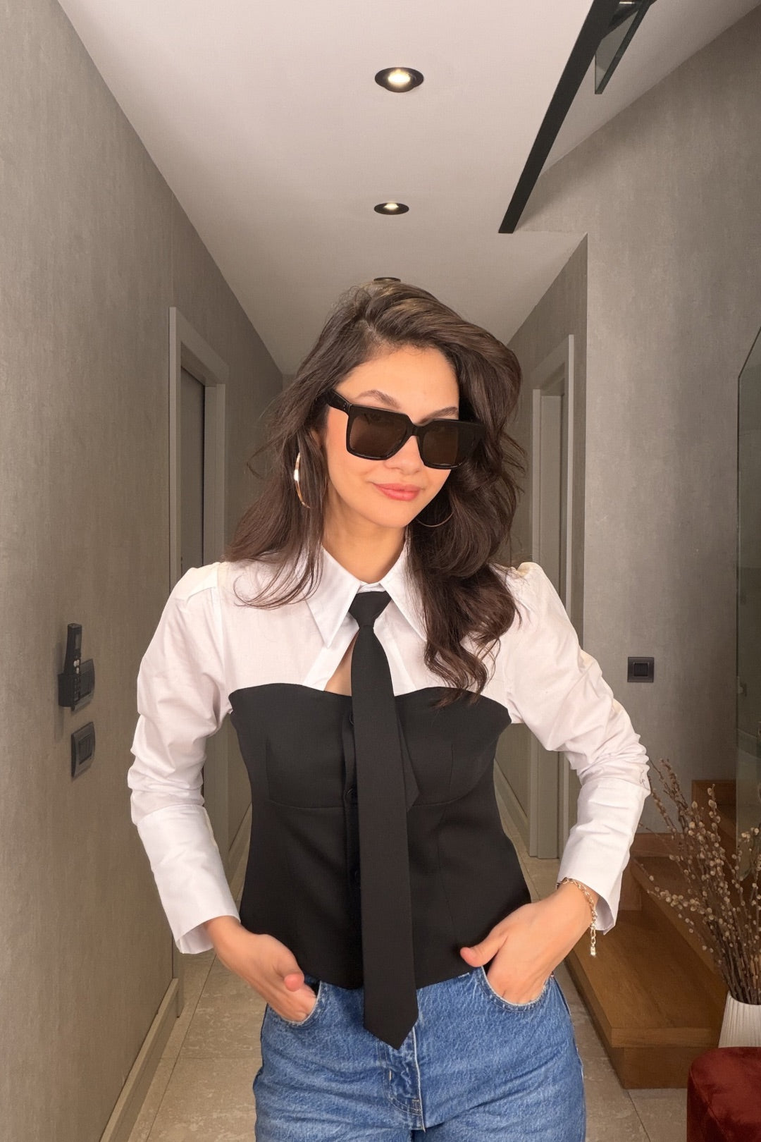 Siyah Kravatlı Tasarım Gömlek