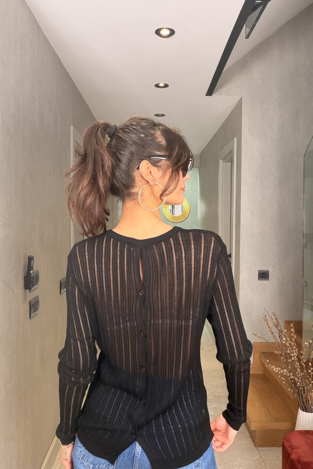 Siyah Arkadan Düğmeli Bluz