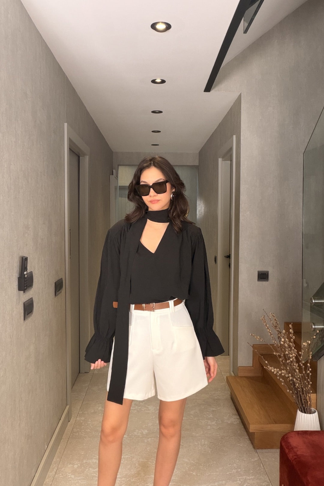 Beyaz Cep Detaylı Kemerli Şort