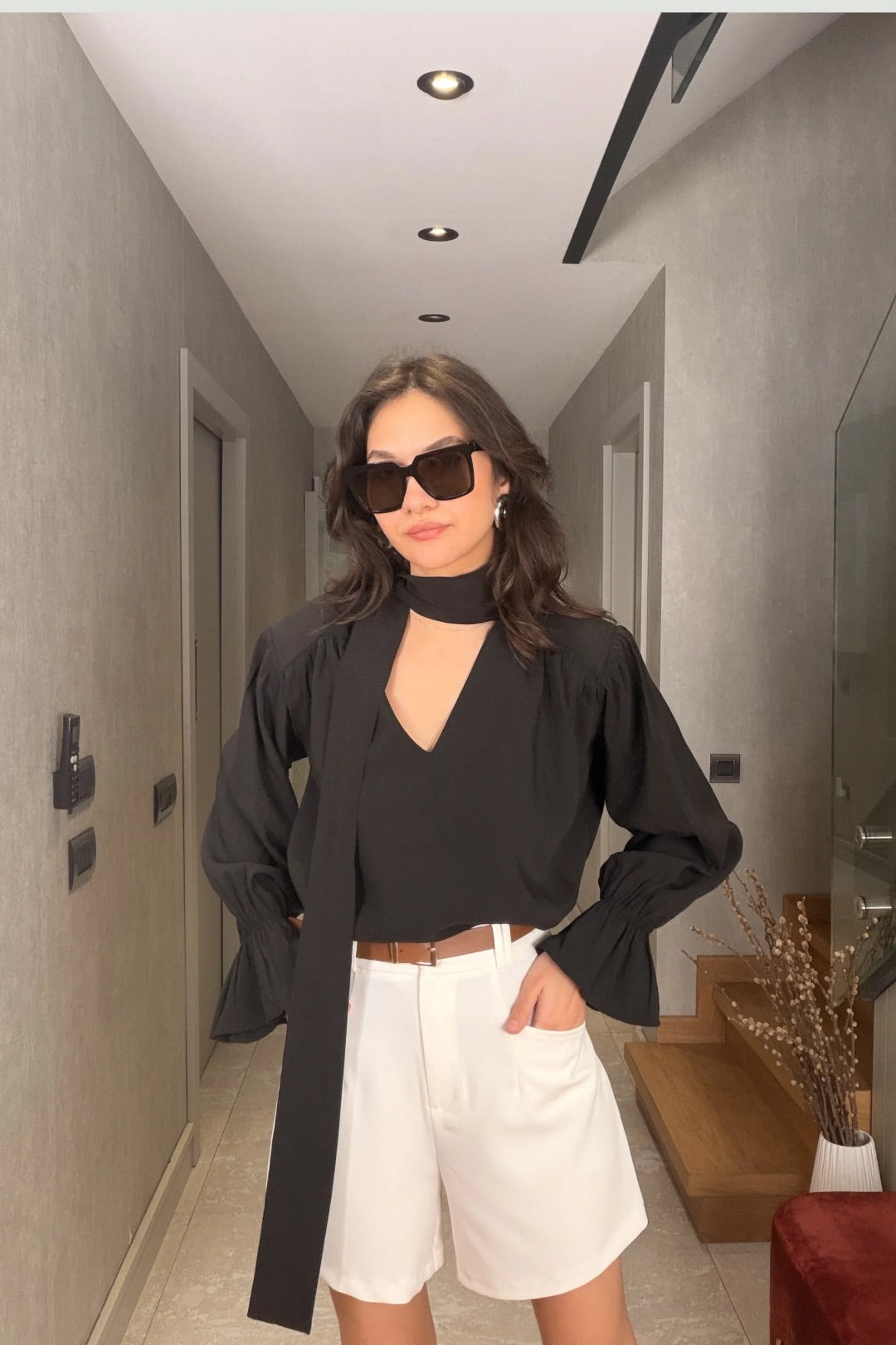 Beyaz Cep Detaylı Kemerli Şort