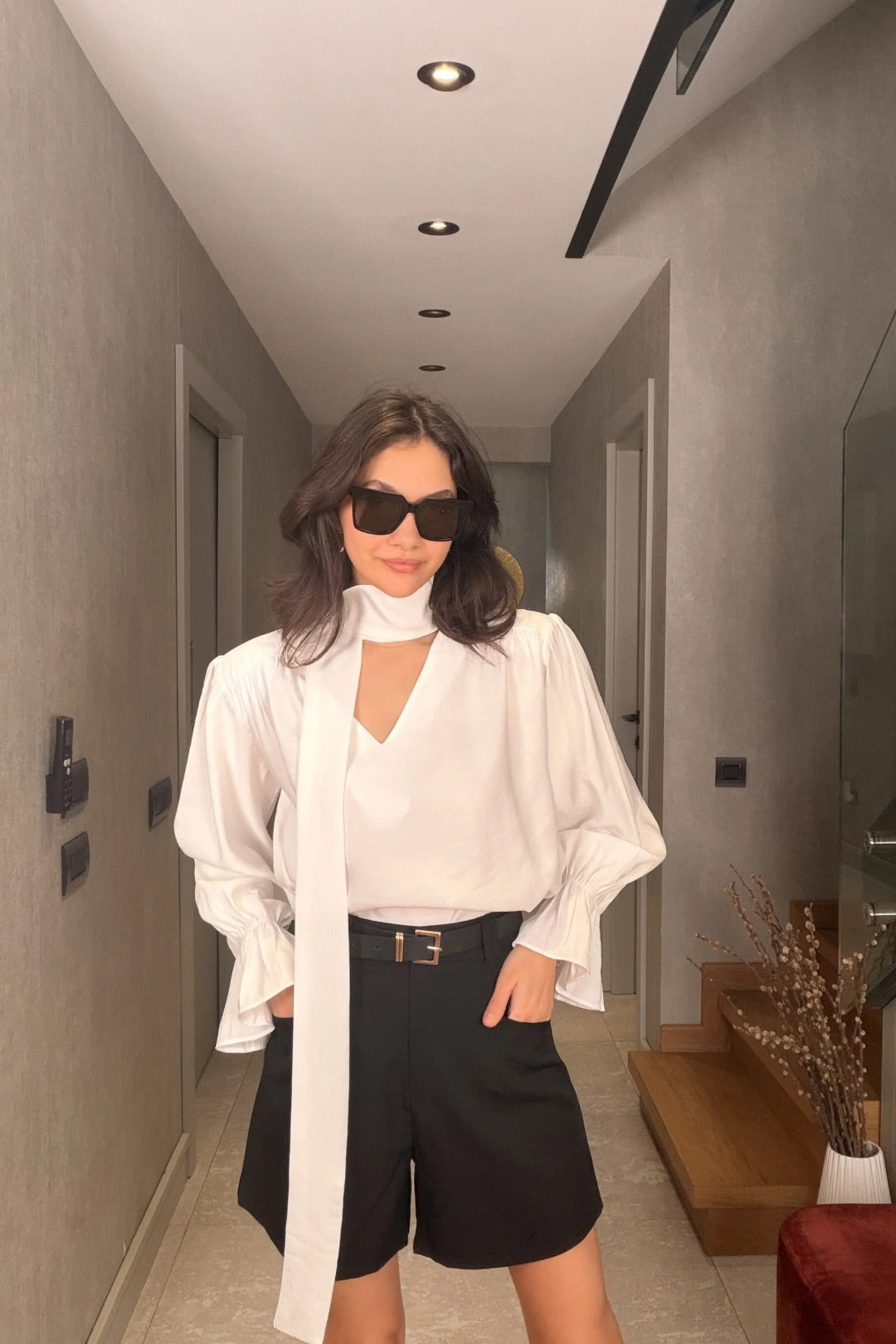 Siyah Cep Detaylı Kemerli Şort