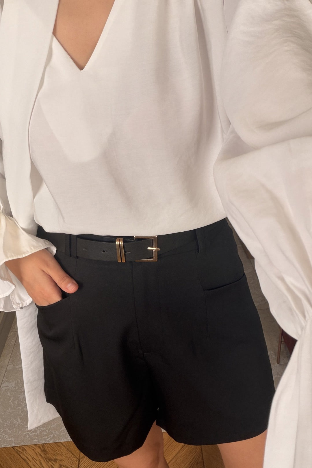 Siyah Cep Detaylı Kemerli Şort