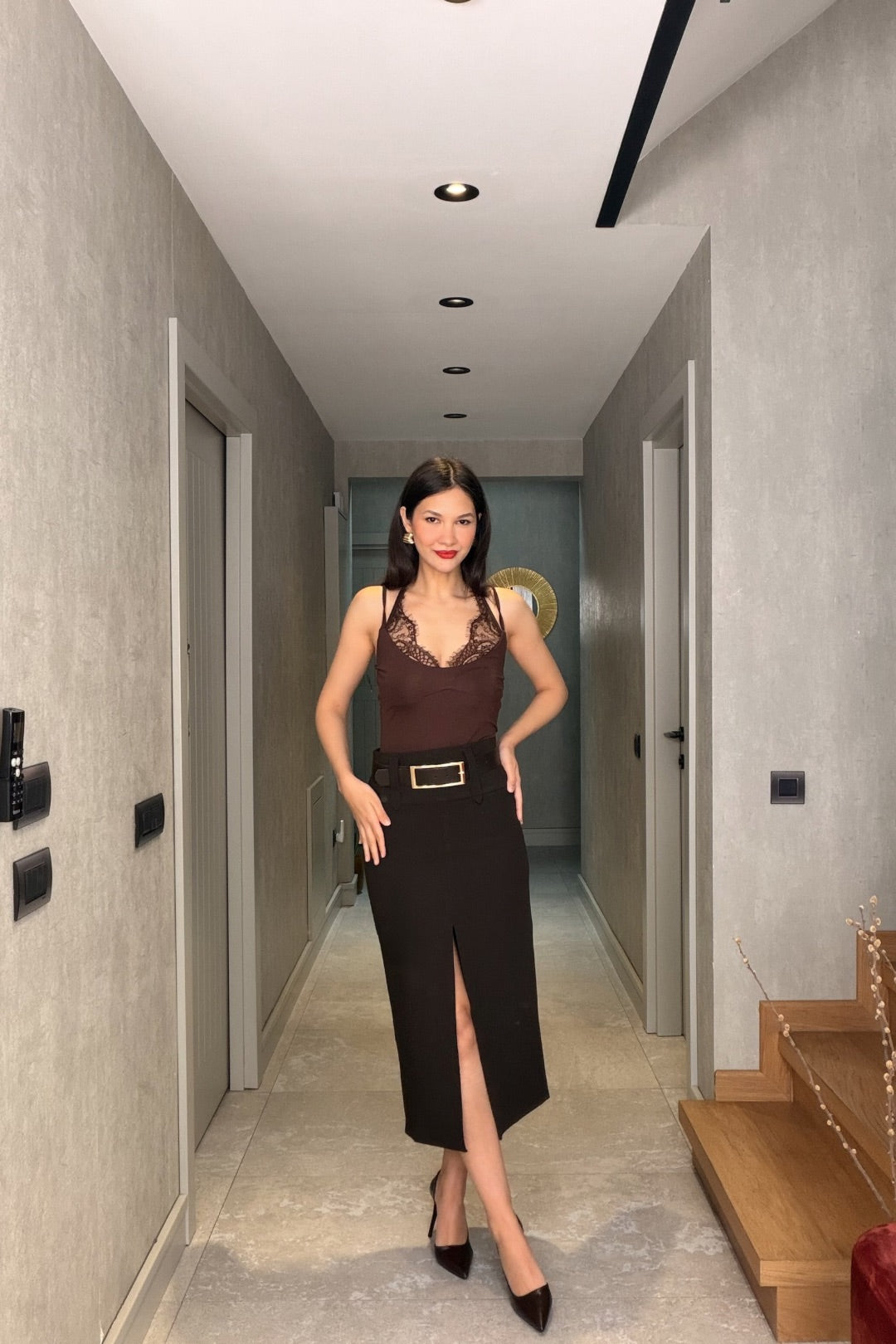 Kahverengi Kemerli Yırtmaçlı Kalem Etek