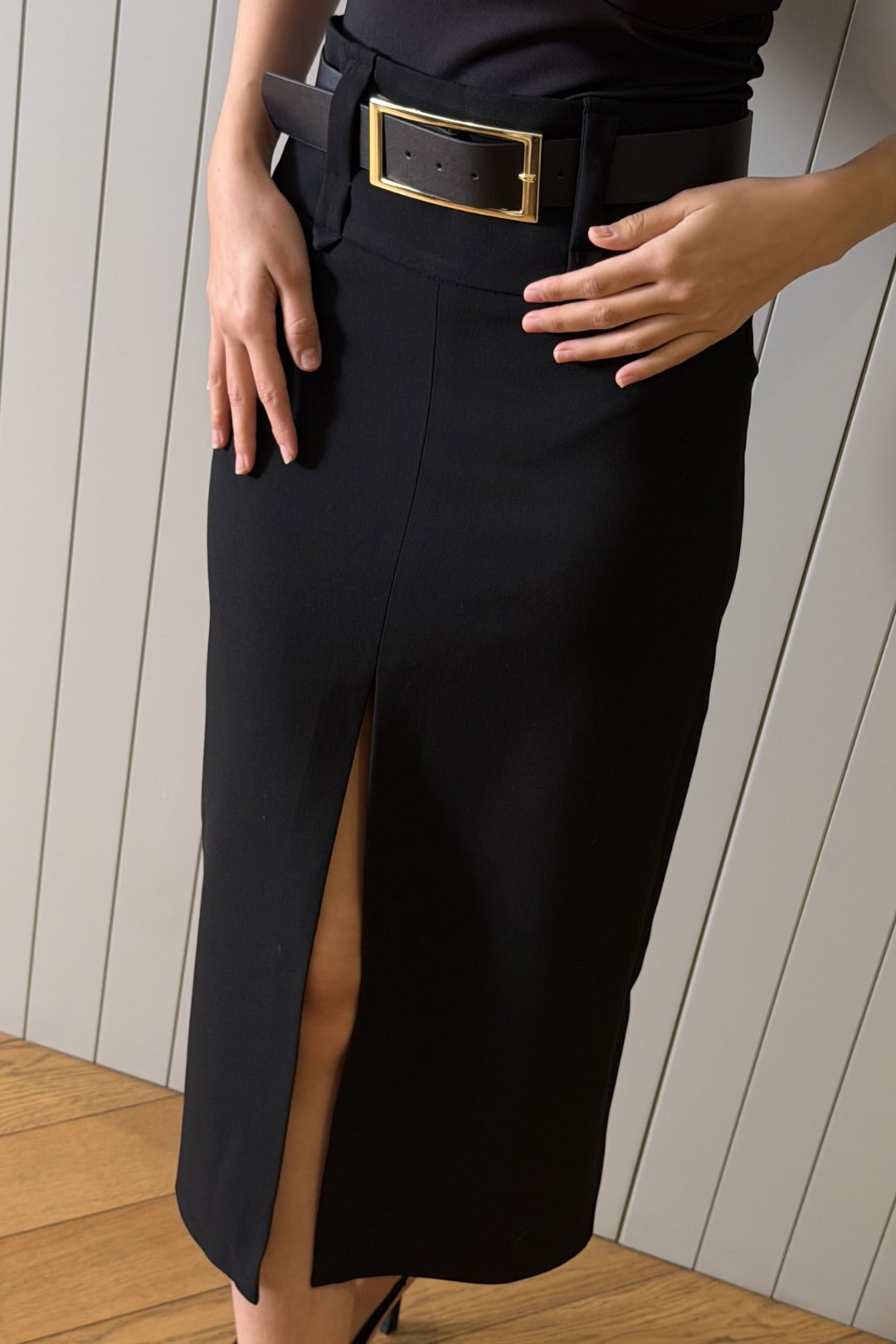 Siyah Kemerli Yırtmaçlı Kalem Etek