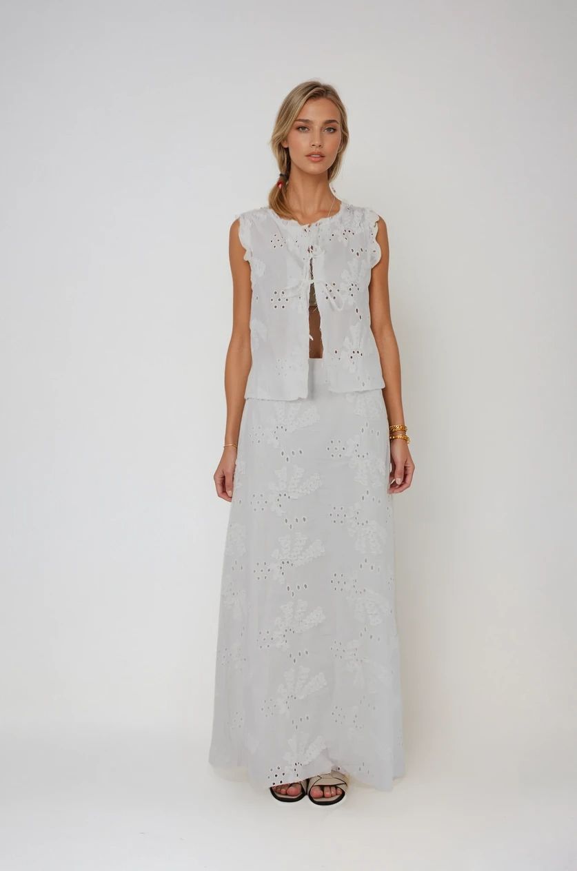 Beyaz Nakışlı Önden Bağlamalı Bluz Etek Takım