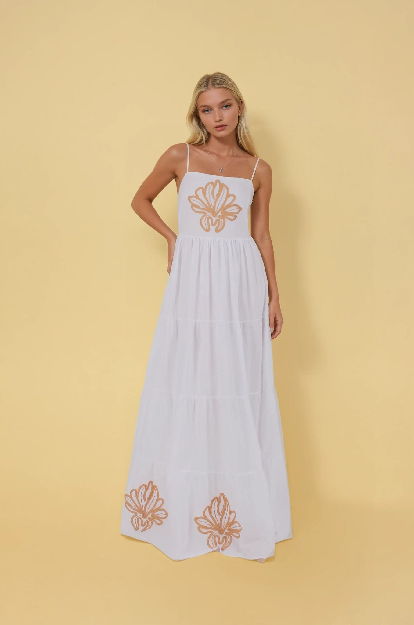 Beyaz Nakışlı İnce Askılı Uzun Elbise