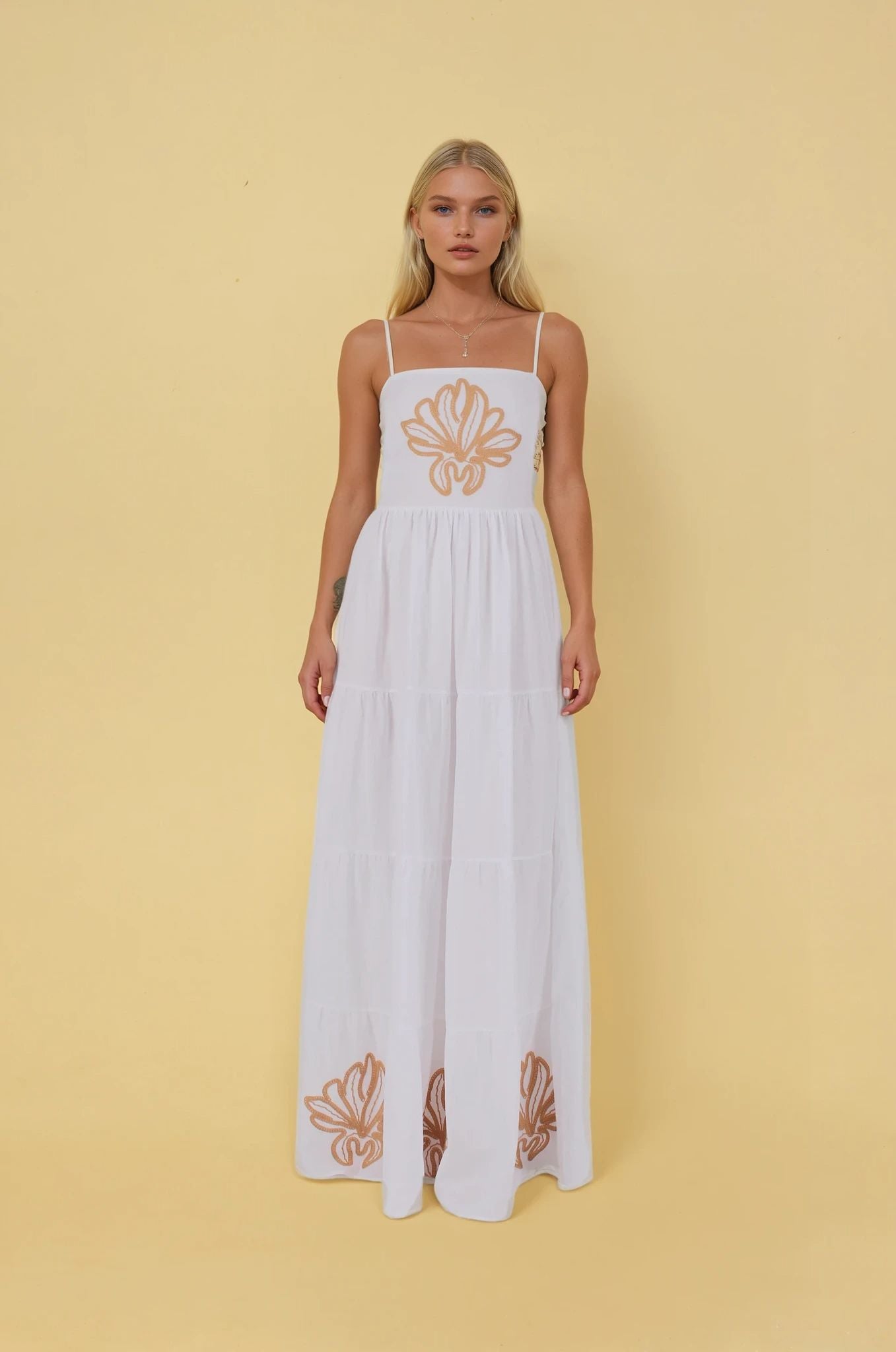 Beyaz Nakışlı İnce Askılı Uzun Elbise