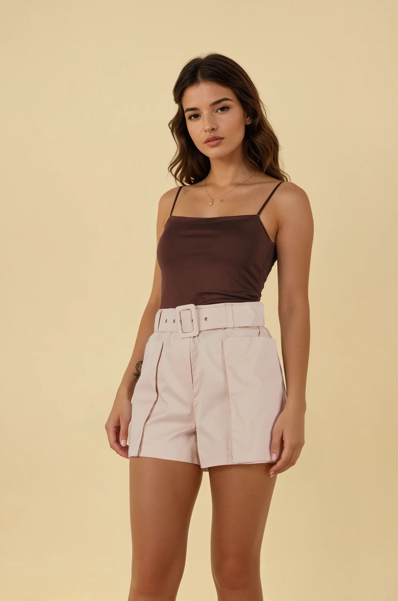 Bej Büyük Cepli Köprü Kemerli Şort