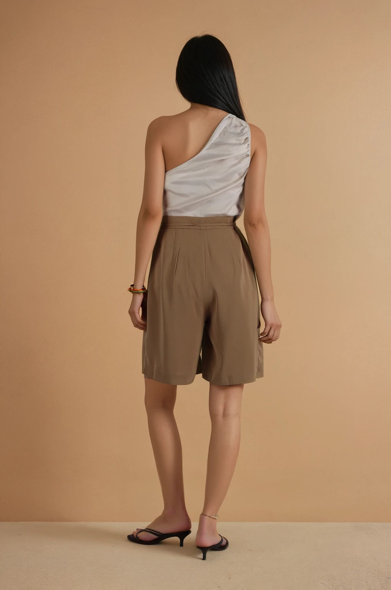 Bej Belden Bağlamalı Pileli Bermuda Şort