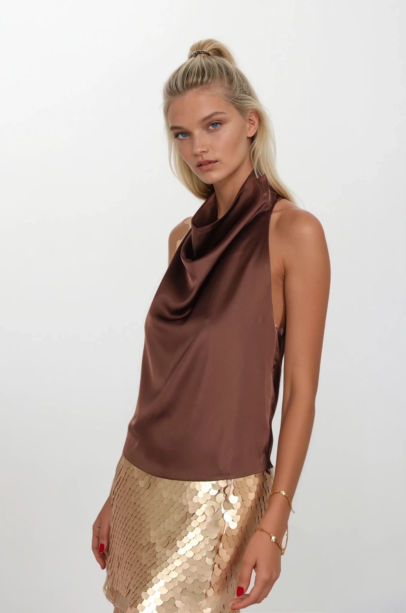 Kahverengi Sırt Detaylı Saten Bluz