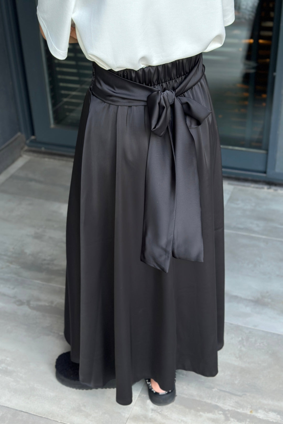 Siyah Saten Belden Bağlamalı Midi Boy Etek