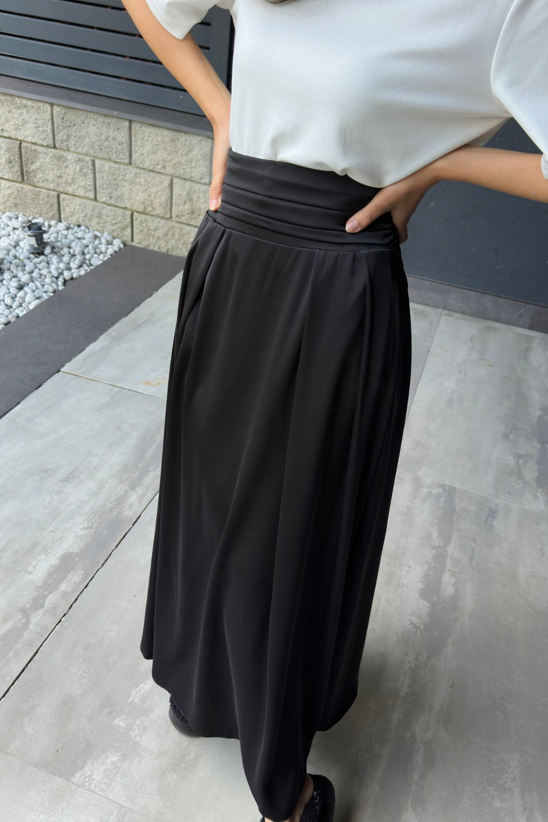 Siyah Saten Belden Bağlamalı Midi Boy Etek