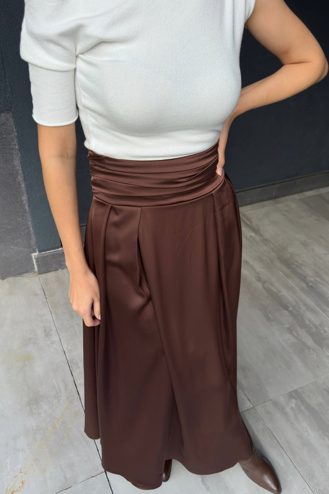 Kahverengi Saten Belden Bağlamalı Midi Boy Etek