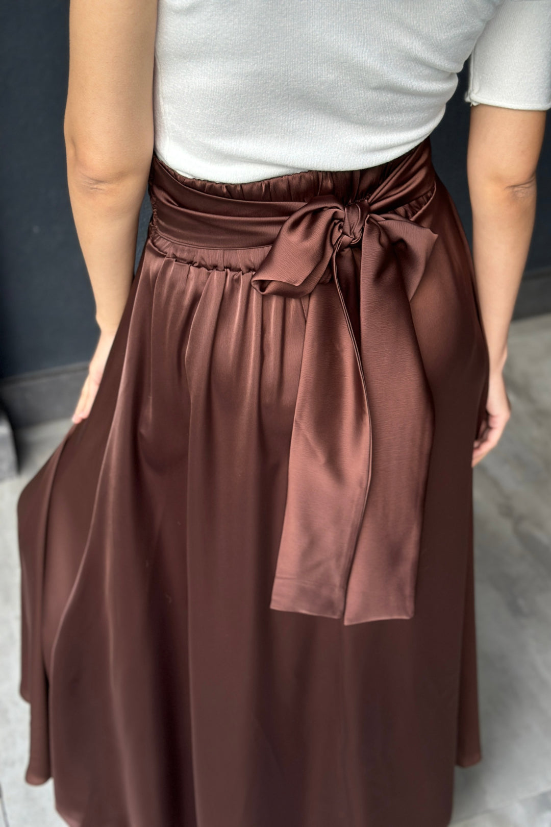 Kahverengi Saten Belden Bağlamalı Midi Boy Etek