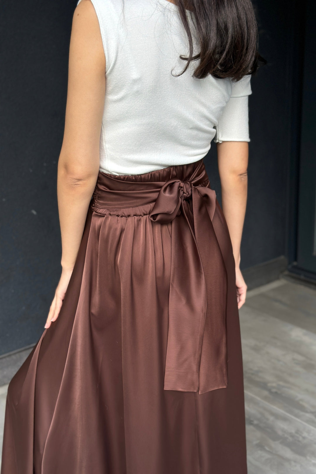 Kahverengi Saten Belden Bağlamalı Midi Boy Etek