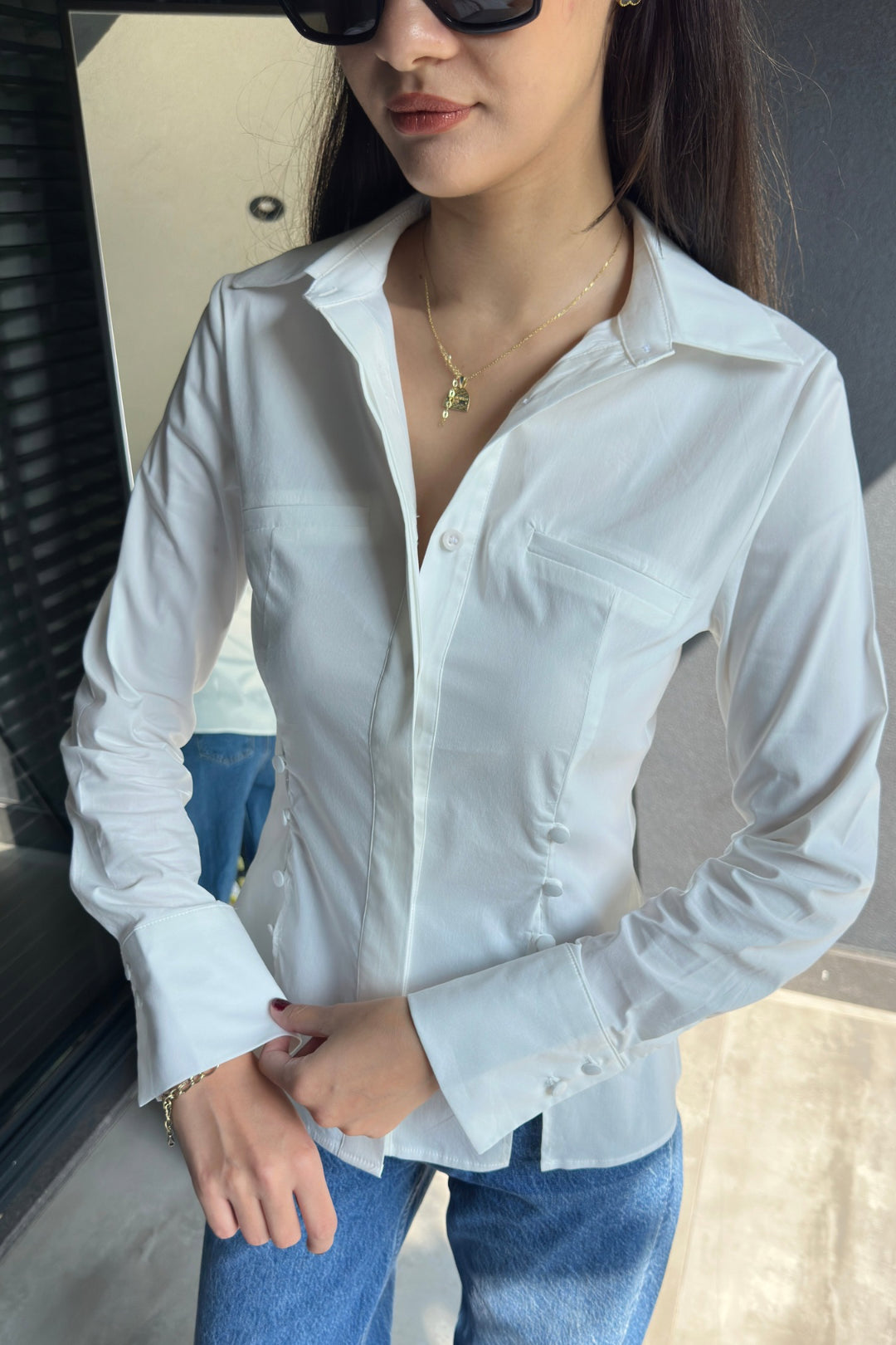 Beyaz Yırtmaç Detaylı Gömlek