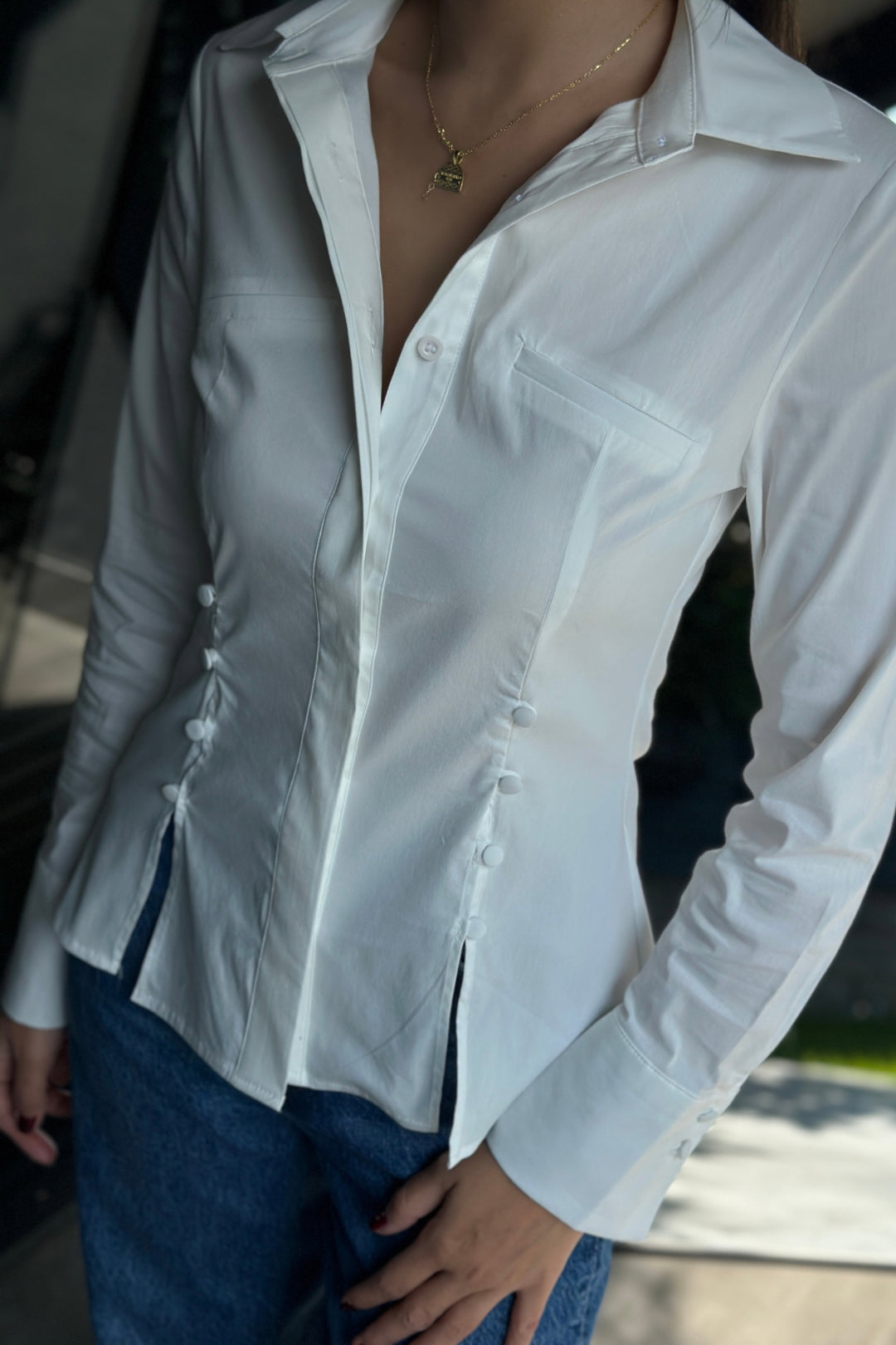 Beyaz Yırtmaç Detaylı Gömlek