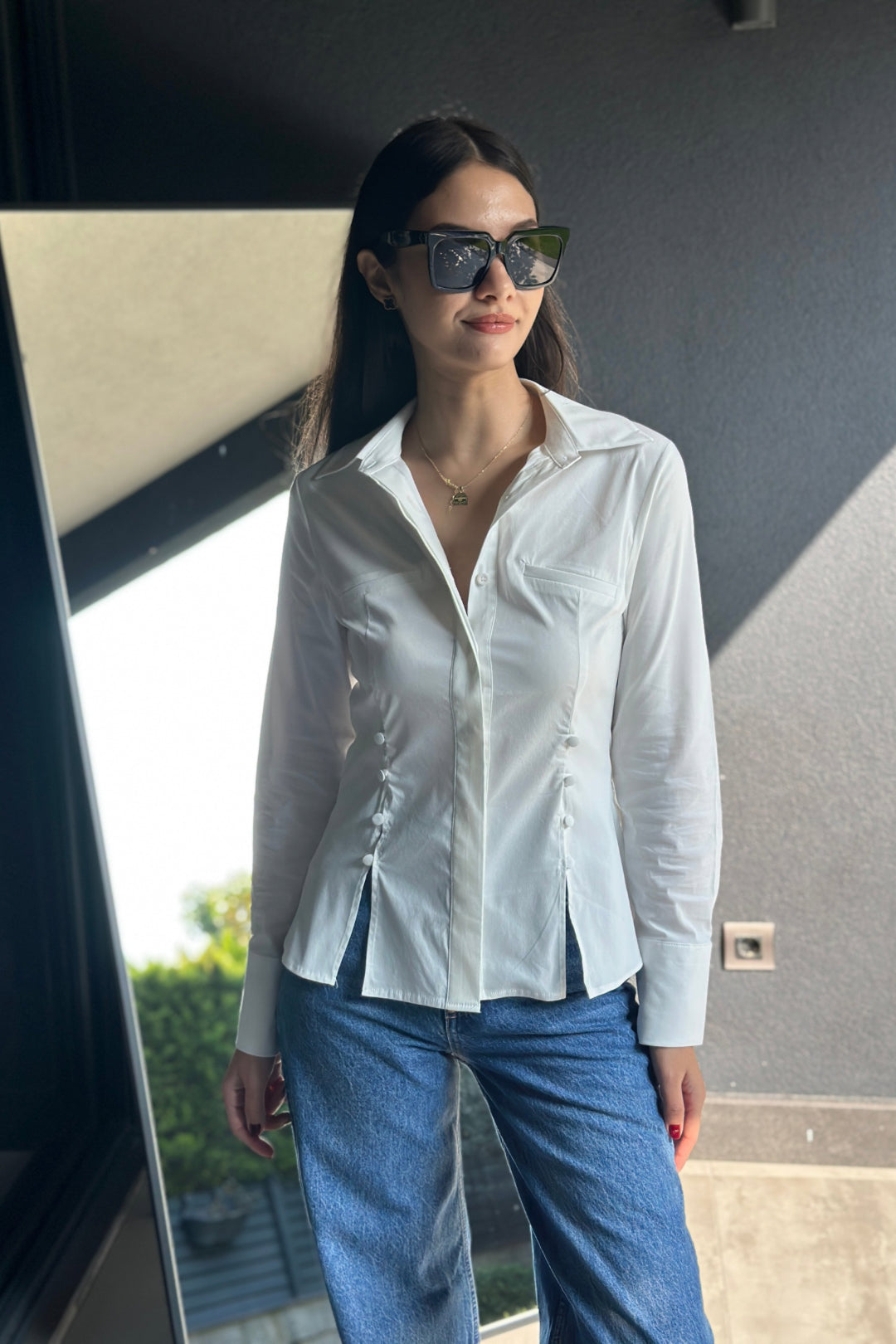 Beyaz Yırtmaç Detaylı Gömlek