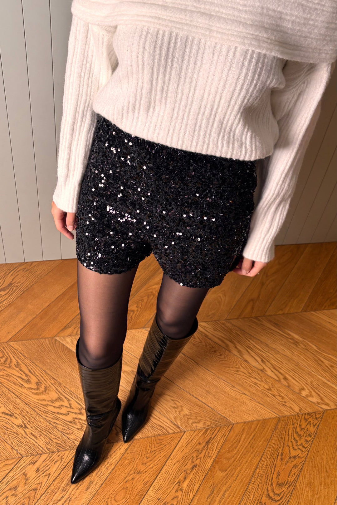 Siyah Pul Payet Şort