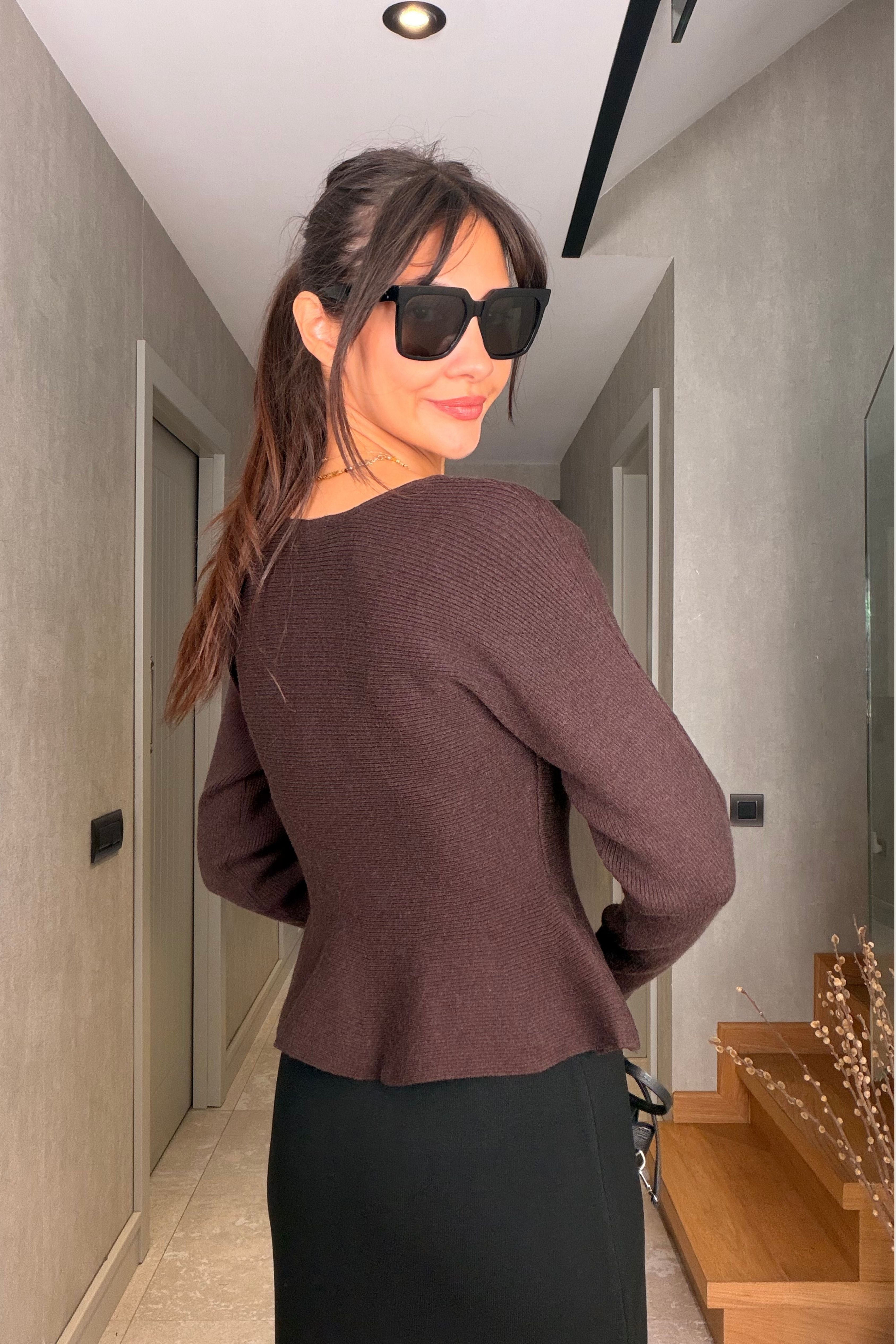 Kahverengi Volanlı Fitilli Crop Triko Kazak
