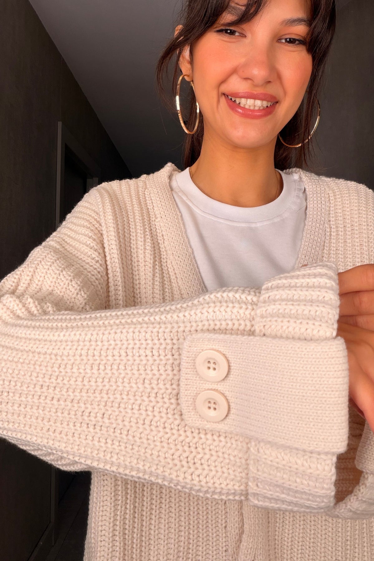 Ekru Oversize Düğmeli Örme Hırka