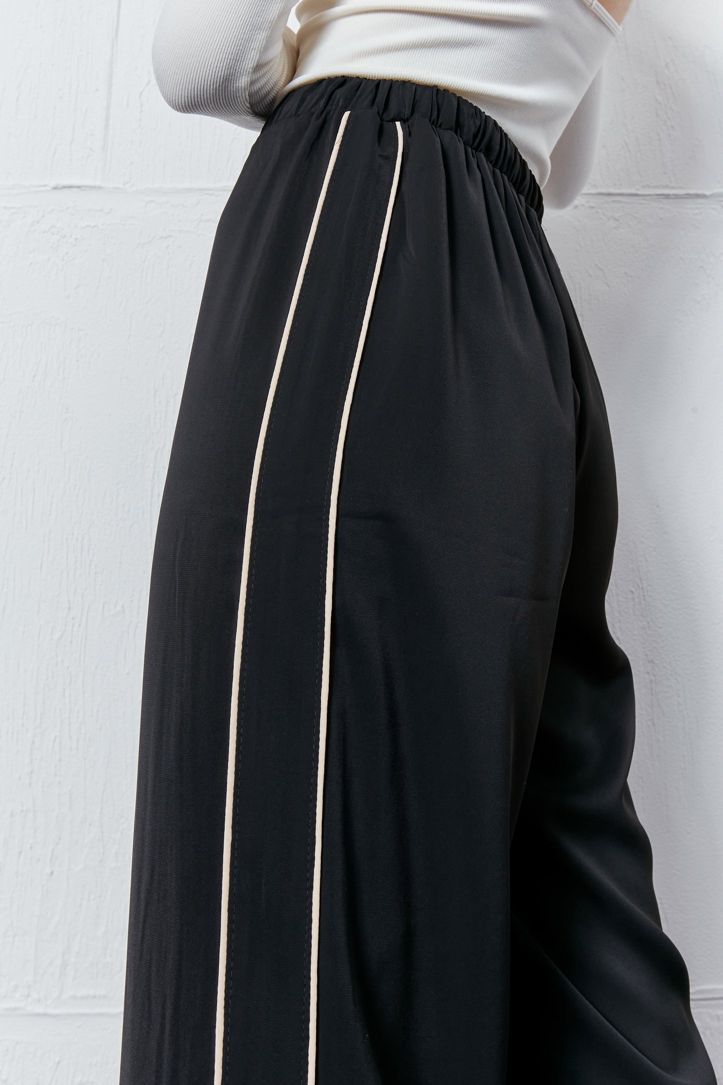 Siyah Yanları Şerit Biyeli Kordon İp Detaylı Dökümlü Pantolon