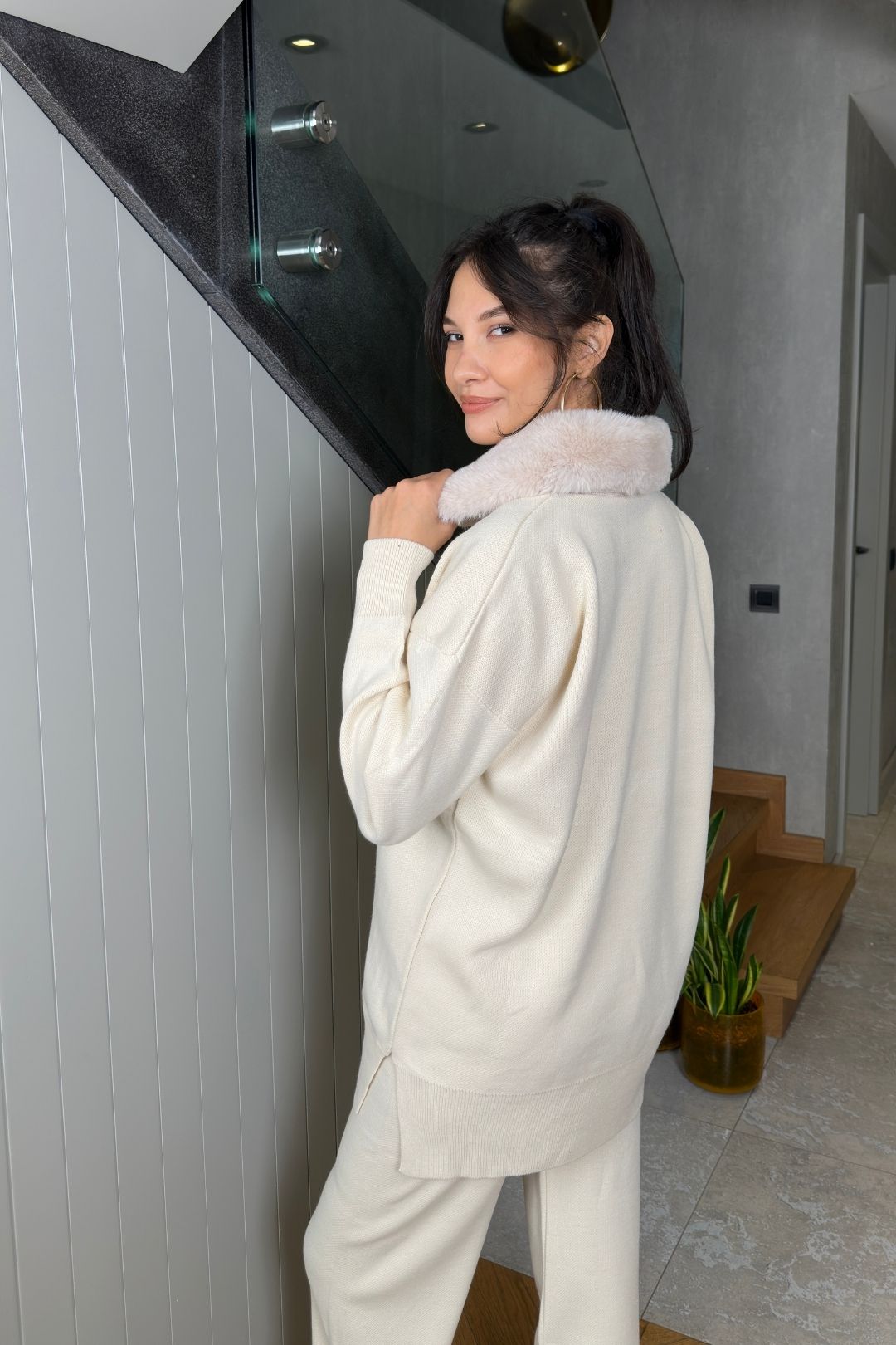 Krem Yakası Kürk Detaylı Kazak Pantolon Takım