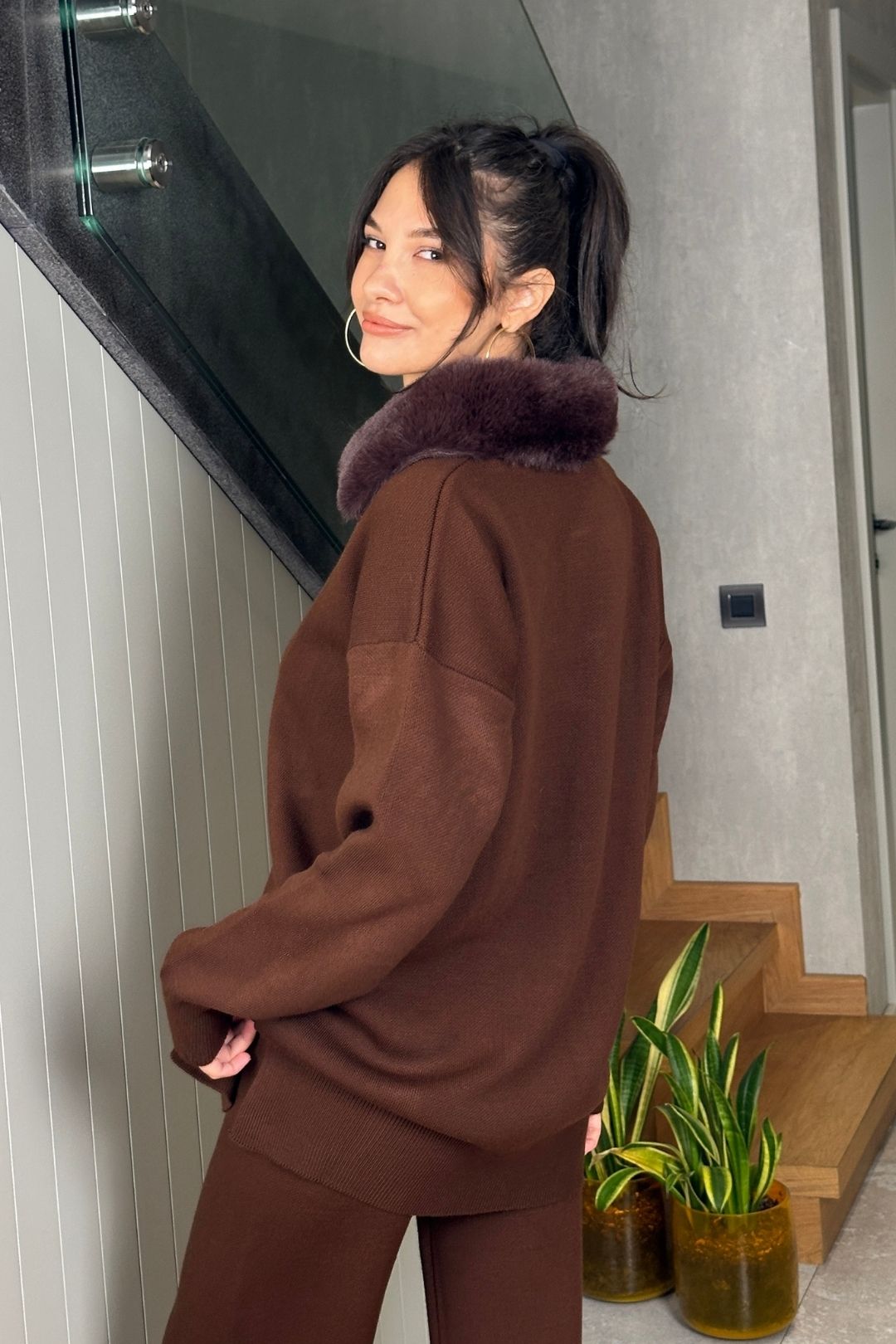 Kahverengi Yakası Kürk Detaylı Kazak Pantolon Takım