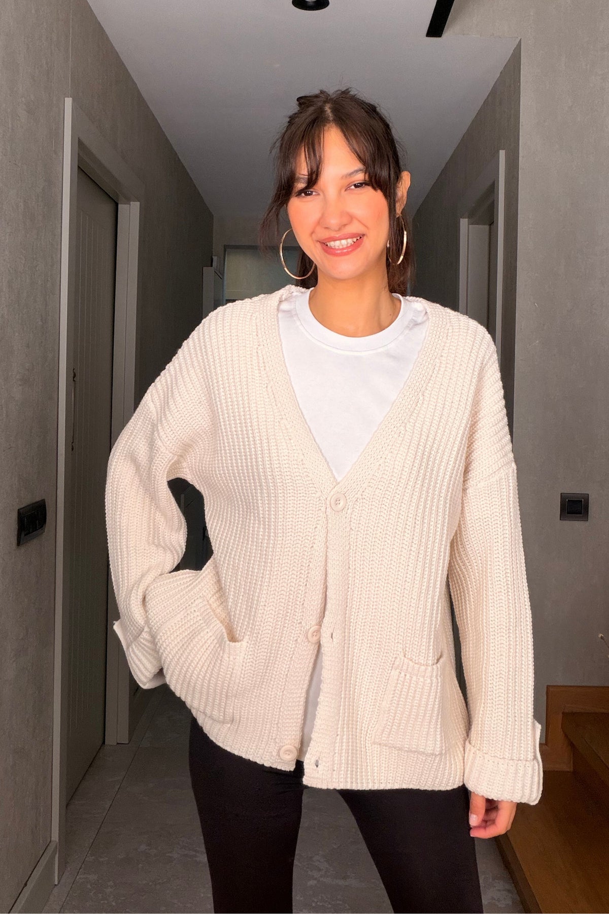 Ekru Oversize Düğmeli Örme Hırka