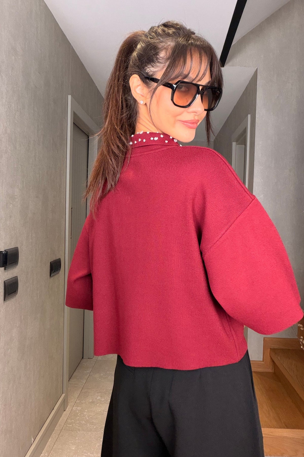 Bordo Yakası Taşlı Düğmeli Triko