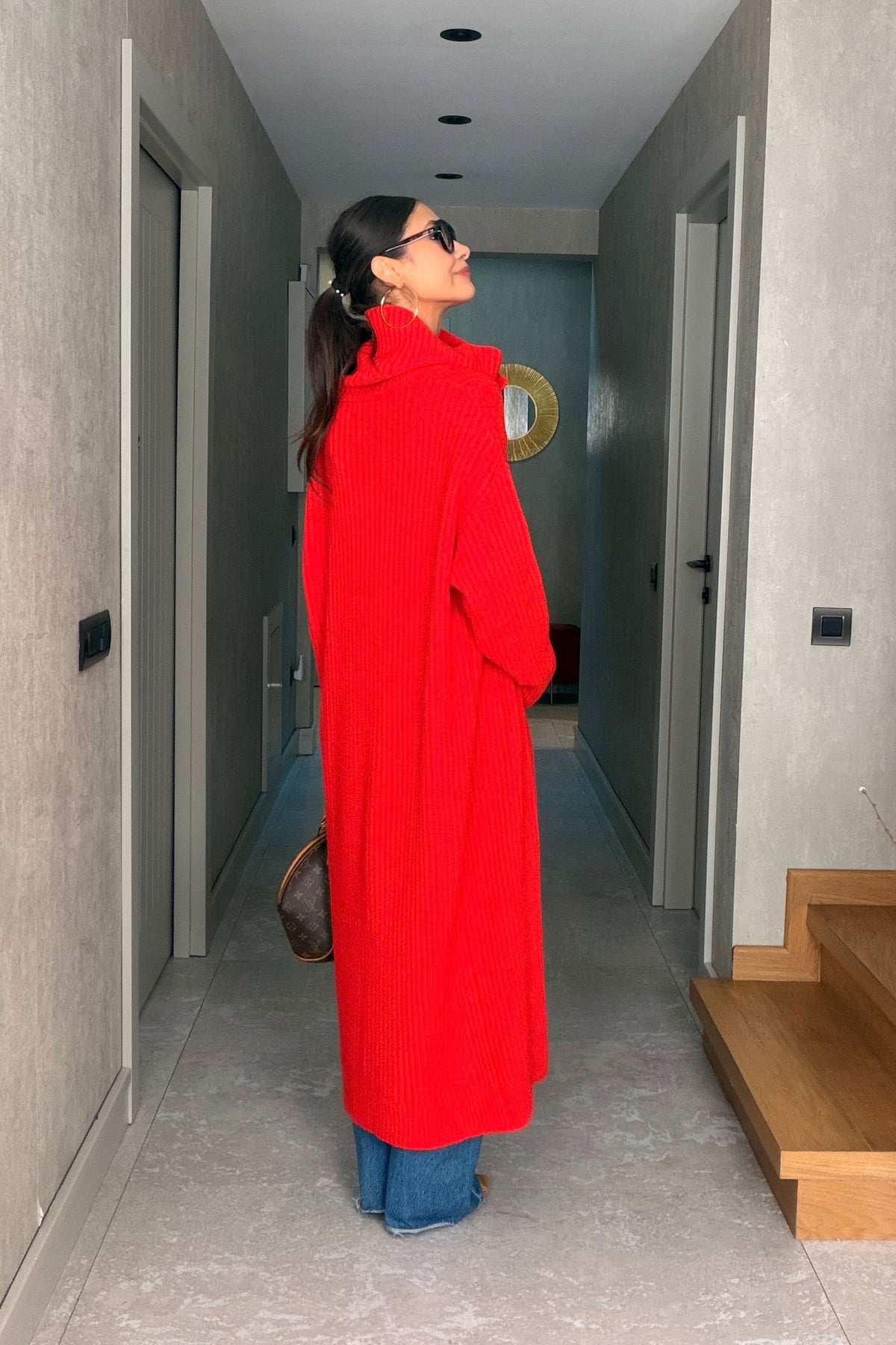 Kırmızı Düğmeli Dik Yaka Maxi Örme Hırka