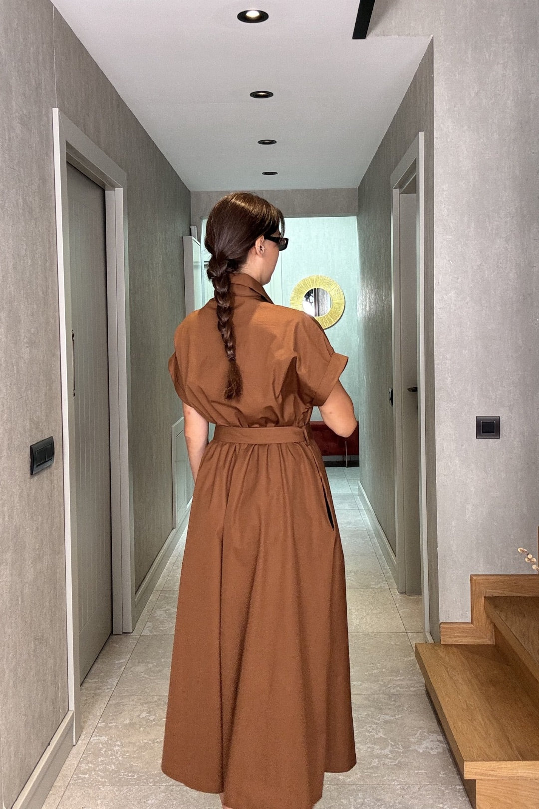 Kahverengi Beli Büzgülü Kemerli Elbise