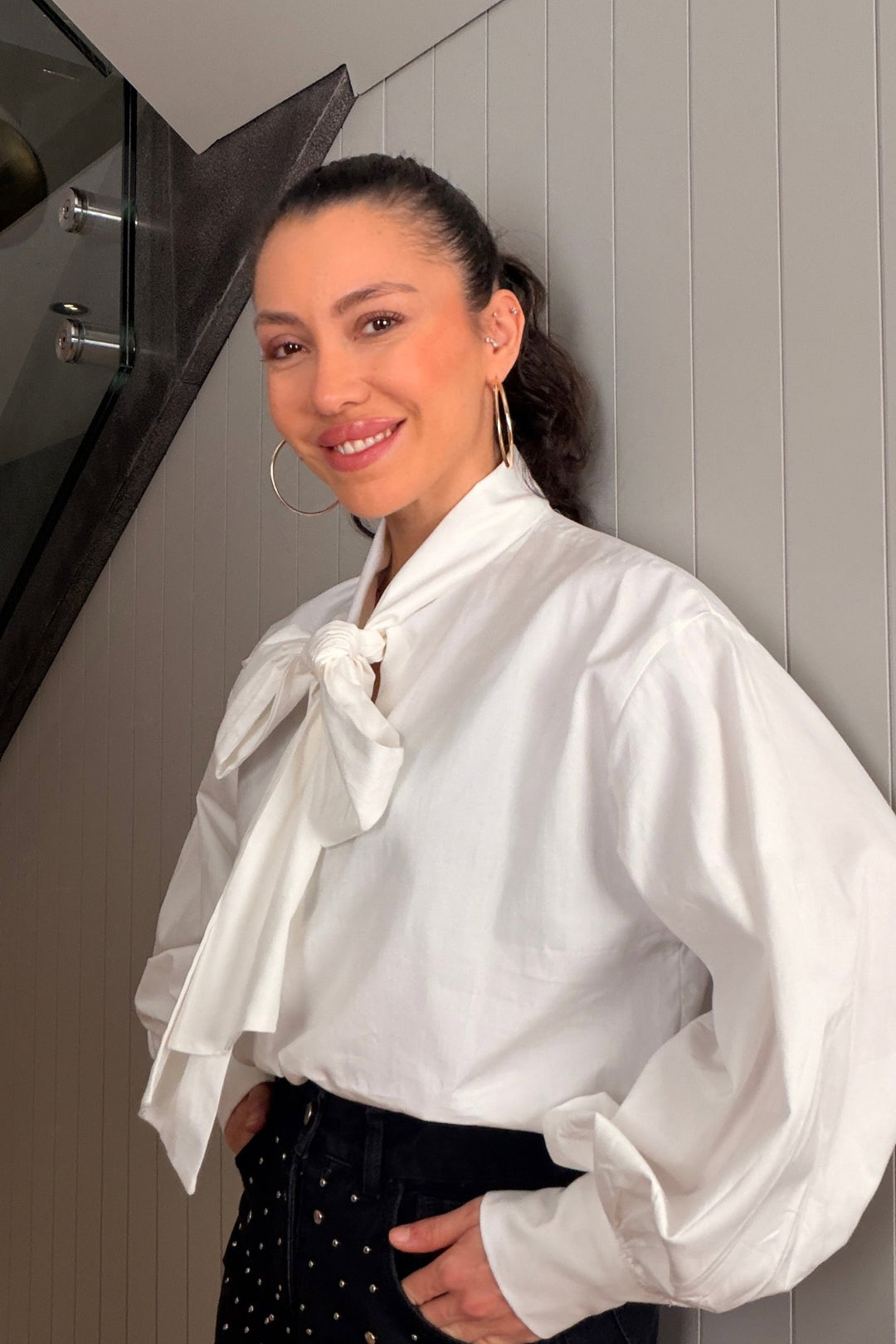 Beyaz Fular Bağlamalı Gömlek