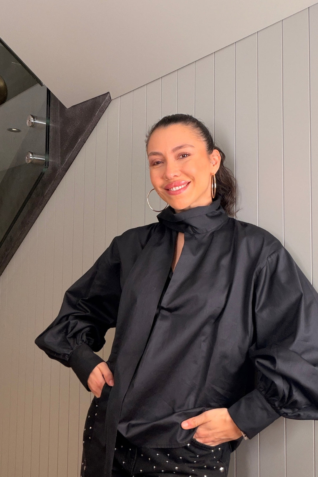 Siyah Fular Bağlamalı Gömlek