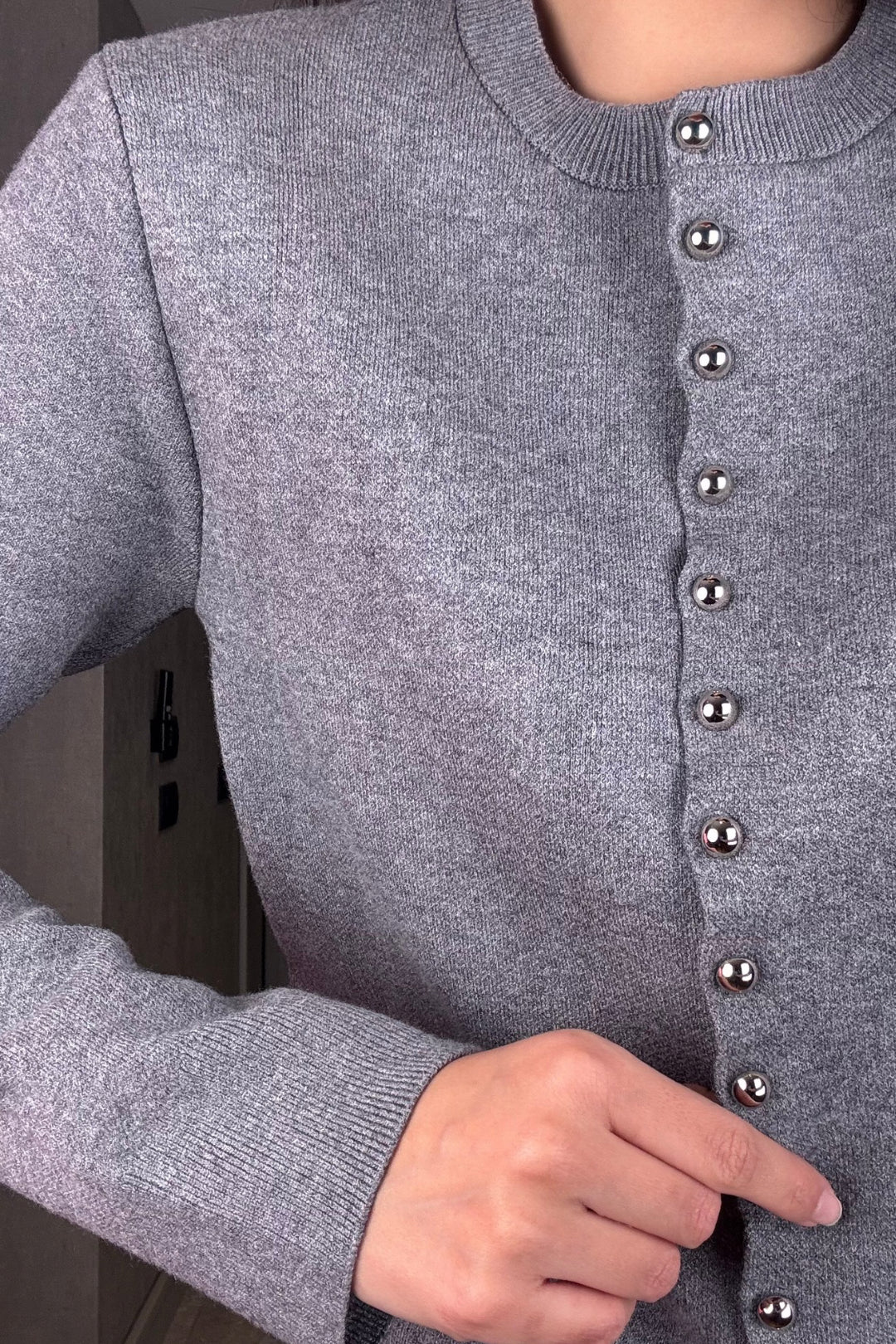 Gri Metal Düğmeli Hırka