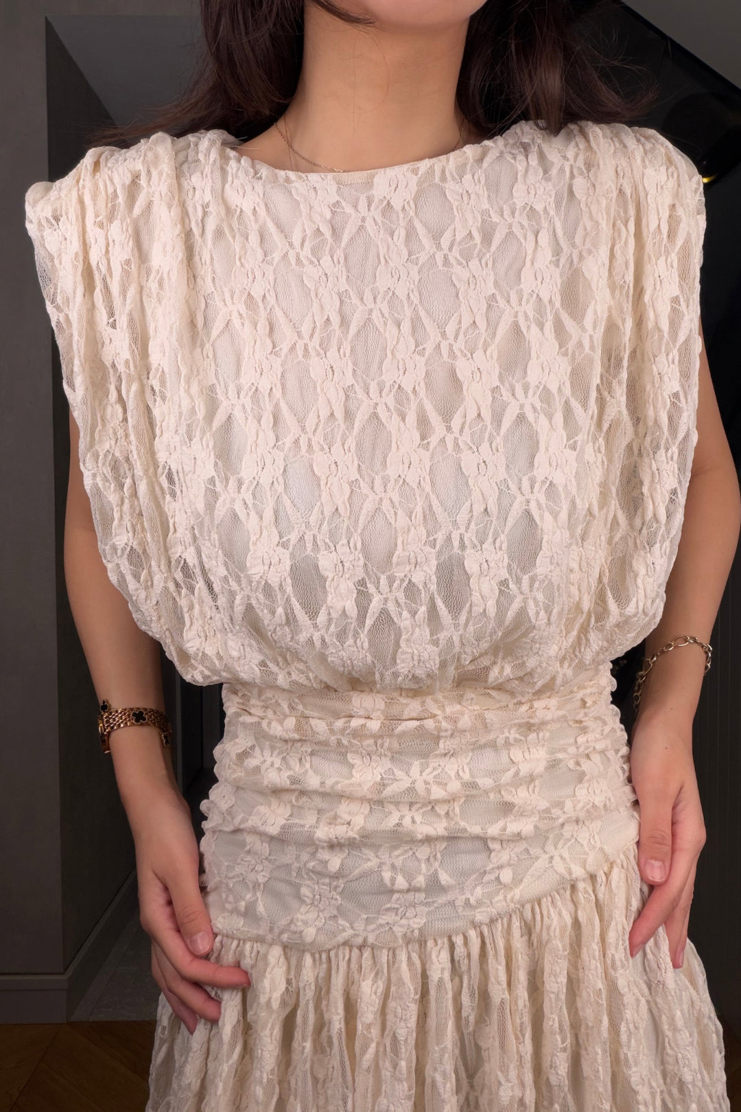 Bej Vatkalı Dantel Elbise