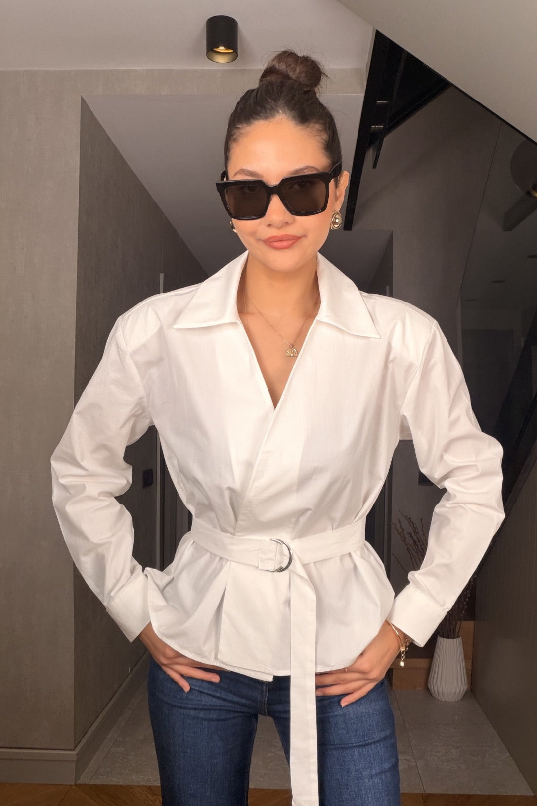 Beyaz Tokalı Gömlek